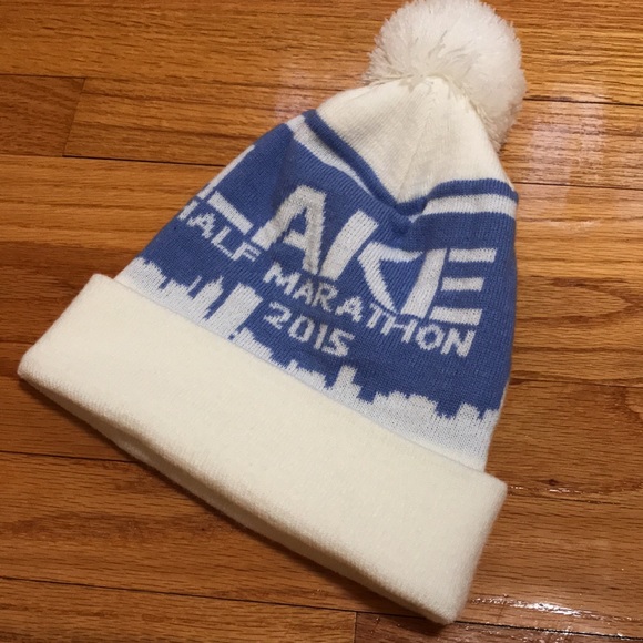 Accessories - Cute 2015 Chicago F3 Lake Half Marathon Pom Pom Winter Hat ❄️ ⛄️